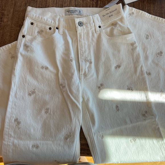 NWT A&F 90s Relaxed High Rise Jean in Cream with Embroidery - Picture 5 of 5